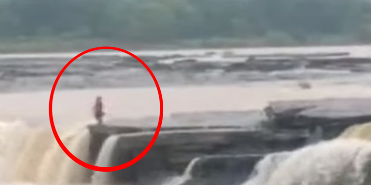 ස්මාර්ට් ෆෝන් එකට ඇබ්බැහි වුණු තරුණ දුවට මවුපියන් බැන්න නිසා දියඇල්ලෙන් පහළට පැනලා! VIDEO