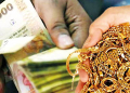 අලුත්ගම ව්යාපාරිකයෙකුගේ ලක්ෂ 7ක මුදල් සහ රන් බඩු මහ දවල් හොරු අරන්! Sri Lanka Latest News