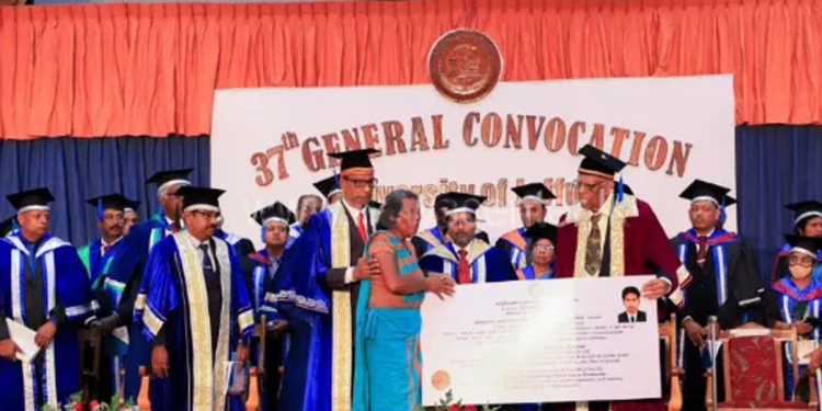 මියගිය පුතාගේ උපාධිය ගන්න අම්මා ඇවිත්! යාපනය සරසවියම සංවේදී කළ මොහොත! Sri Lanka Latest News
