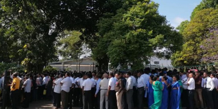 පඩි ගෙවලා නෑ! කටුනායක සේවකයන් එළියට බහී! මෙහෙයුම් කටයුතුවලටත් බාධා! Sri Lanka Latest News