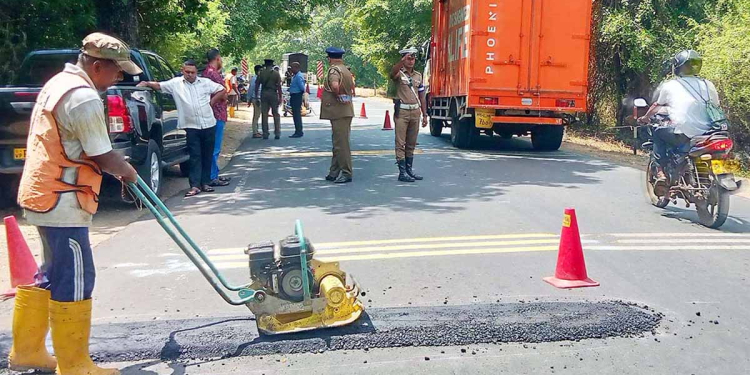 බස් පෙරළිලා, මිනිස්සු මැරිලා ඔක්කොම වුණාට පස්සේ එතැන අනතුරුදායකයි කියලා මාර්ග සංවර්ධනෙන් අනතුරු තැන් හදන්න පටන් අරන් ! කොහොමද මුන්ගෙ වැඩ ! Sri Lanka Latest News