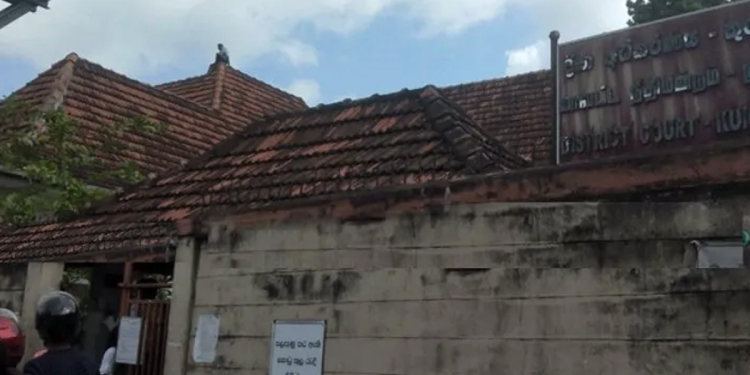 මැල්සිරිපුර පොලිසියෙන් බොරු නඩුවක් පැටලූ බව කියන පුද්ගලයෙක් කුරුණෑගල උසාවියේ වහලෙ උඩ  උපවාසයක! Sri Lanka Latest News