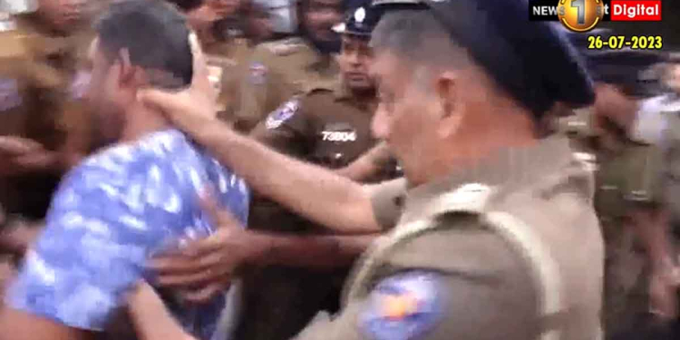 පොලිසිය මැනිං මාකට් එකට කඩන් පනී! සභාපති  6 දෙනෙක් අත්අඩංගුවට ගනී! විරෝධය පා වෙළෙන්දෝ කඩ සියල්ල වසා දමයි! VIDEO I Sri Lanka Latest News