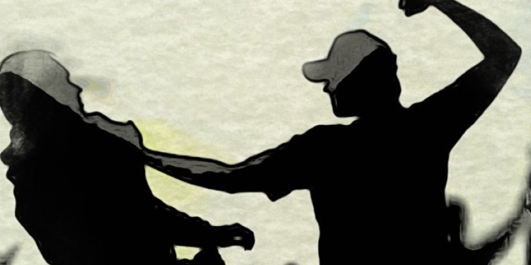 මුන්ට මෙහෙම පුළුවන්ද? මහ පාරේ ප්‍රසිද්ධියේ මිනිස්සුන්ට චණ්ඩි පාට් දාන්න? VIDEO I Sri Lanka Latest News