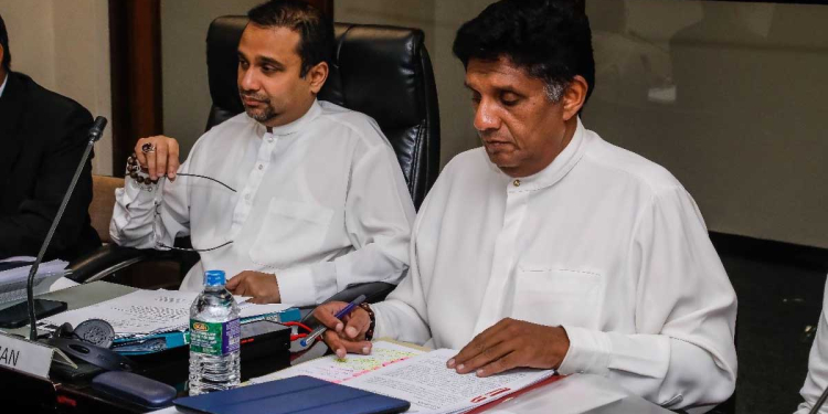 පත්කිරීම් හරියට කරලා නෑ! බාල ඖෂධ ගෙන්වලා! කමිටු අහෝසි කරලා! සජිත් සෞඛ්ය ආංශික අධීක්ෂණ කාරක සභාවේදී නිලධාරීන්ගෙන් දිගට හරහට ප්රශ්න කරයි! VIDEO & PHOTOS I Sri Lanka Latest News