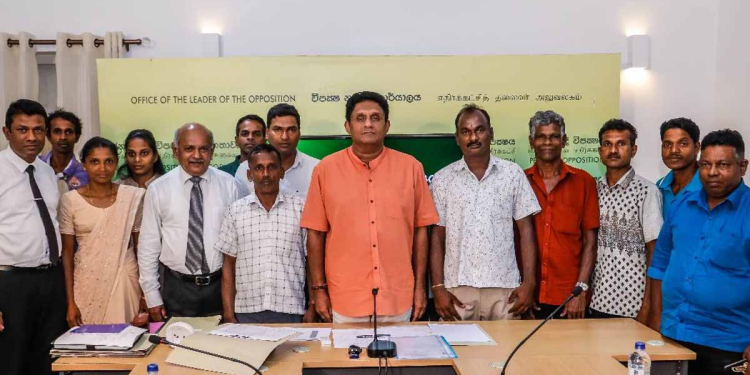 වතු ප්රජාව කුඩා තේ වතු හිමියන් කරනවා! ලයිම් කාමරවලට සමුදෙනවා! වහල් ගමන නතර කරනවා! වතු ක්ෂේත්රයේ ප්රශ්න අරන් ආ වතු නියෝජිතයන්ට සජිත් උත්තරත් එක්ක වැඩපිළිවෙළ පෙන්වා දෙයි! VIDEO & PHOTOS I Sri Lanka Latest News