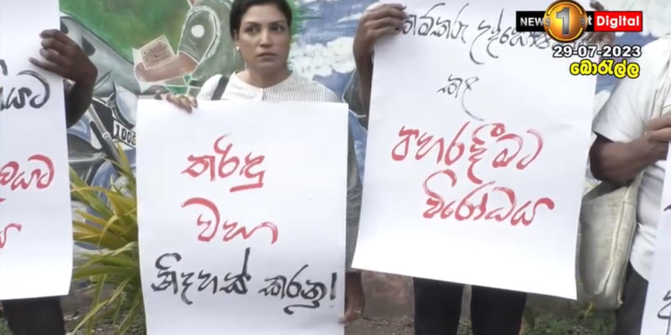 තරිඳුට නිදහස ඉල්ලා බොරැල්ල ‌‌පොලිසිය ඉදිරිපිට විරෝධතාවක්! ‌හෙල්මට් දාගෙන බැටන් පොලු අරගෙන පොලිසිය ‌බුරුතු පිටින් ඇවිත්! VIDEO I Sri Lanka Latest News