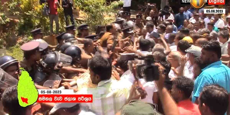 වගාවට සමනල වැවේ වතුර ඉල්ලා පාරට බැස්ස ගොවියන් හා පොලිසිය අතර උණුසුම් තත්ත්වයක්! බැරියර් පෙරළගෙන ගොවීන් යන්න යද්දී පොලිසිය ගොවීන්ට බැටන් පොලුවලින් ගහයි! VIDEO I Sri Lanka Latest News