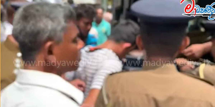 පොලිසියට මෙච්චර කල් කරන්න බැරි වුණු වැඩක් ගමේ කොල්ලො ටික කරයි! ගමේම කුඩු ගහපු එවුන් ටික අල්ලලා පොලිසියටම බාර දෙයි! VIDEO I Sri Lanka Latest News