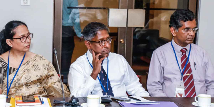 වෛද්‍ය ආනන්ද විජේවික්‍රම ඇතුළු රටේ ඉහළම වෛද්‍යවරු ඇවිත් විපක්ෂනායක සජිත් ඇතුළු විපක්ෂයේ පොදු කමිටුව හමුවෙයි! සෞඛ්‍ය ඇමැති-‌ලේකම්-අමාත්‍යංශය එක්ව කරන කුමන්ත්‍රණය-සෞඛ්‍ය ව්‍යසනය-ඖෂධ මාෆියාව-බාල බෙහෙත්-වෛද්‍යවරු රට හැරයාම-බාල බෙහෙත්වලින් රෝගීන් මියයාම ගැන කතාකරයි! VIDEO & PHOTOS I Sri Lanka Latest News