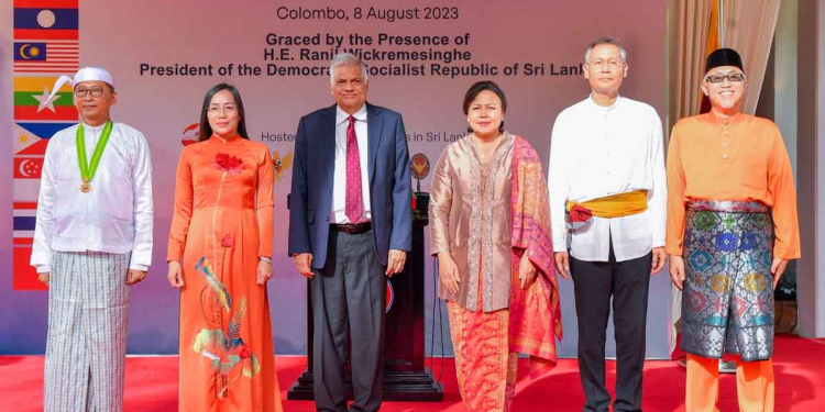 ණය ප්රතිව්යුහගත කළ වහා RCEP සාමාජිකත්වය ගන්නවා! ‘ආසියාන්’ සංවිධානයේ අනෙක් රටවල් එක්කත් වෙළෙඳ ගිවිසුම් ඇතිකරගන්නවා! ‘ආසියාන්’ දින සැමරුමේදී රනිල් කියයි! PHOTOS I Sri Lanka Latest News