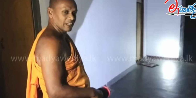 ලයිට් කපපු දිඹුලාගල සේනාසනේ හිමිවරු ටෝච් ගහගෙන පන්දම් පත්තු කරගෙන ගිලන්පස පූජාවට වැඩම කරපු හැටි! අලි කොටි වලස්සු නිසා දොට්ට පිලට යන්න විදිහකුත් නෑ! උයාපිහාගන්න විදිහකුත් නෑ! සහගහන අපරාධයක්! හොරණ ඉඳන් ගිලන්පස පූජාවට ගිය දායකයන් කියපු කතාව! VIDEO I Sri Lanka Latest News