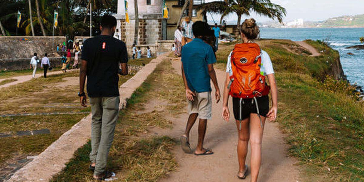 ගයිඩ් කෙනෙක් වගේ රඟපාලා විදෙස් කතගේ සේසතම සුද්ද කළ කුඩ්ඩෙක් ගාල්ලේදී අත්අඩංගුවට! Sri Lanka Latest News
