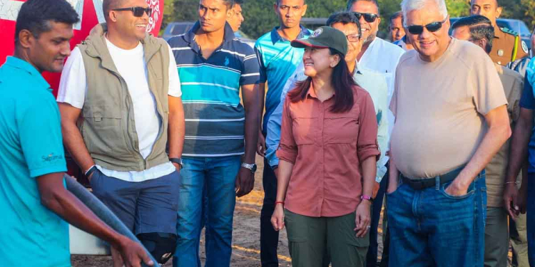 යාලේ සතුන්ට වතුර දෙන හැටි බලන්න ජනාධිපති යාලට ගිහින්! හරීනුයි අමෙරිකානු තානාපතිනියයි සෙට් එකම ඔන්න ඉන්නවා! PHOTOS I Sri Lanka Latest News