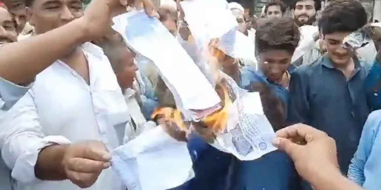 විදුලි බිල දරන්න බෑ! පාකිස්තාන වැසියන් පාරට බැස ලයිට් බිල් පුච්චති! අඩු තරමේ කොටස් වශයෙන්වත් ගෙවන්න ඉඩ දෙන්න කියයි! I Sri Lanka Latest News