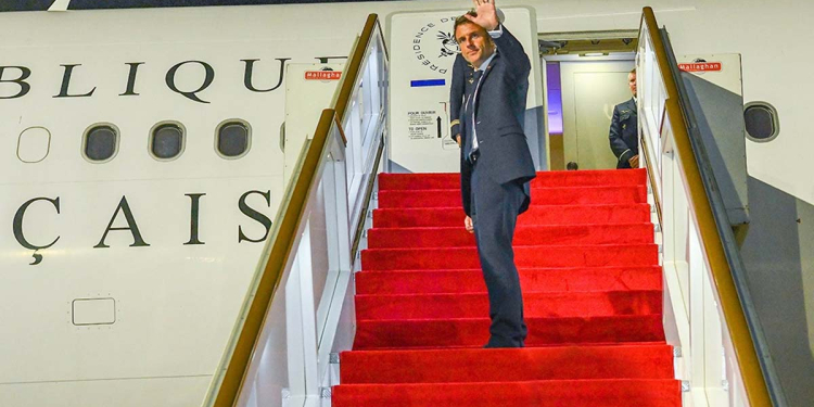 අයියෝ ප්‍රංශ ජනාධිපති ප්ලේන් එකට තෙල් ටිකක් ගහගන්නයි කටුනායකට ආවේ! අපේ අය වසර 75කට පස්සේ ජනාධිපති කෙනෙක් ආවා කියලා කෑගහනවා! පව්..! ඒ මනුස්සයා හිටියේ පැය එකහමාරයි! VIDEO I Sri Lanka Latest News