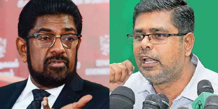 සෞඛ්‍ය ක්ෂේත්‍රයේ කප්පරක් ප්‍රශ්න තියෙද්දී ඇමැති කෙහෙළිය සුපිරි හෝටලයකට මාධ්‍යවේදීන් ගෙන්නලා ටෙන්ඩර් ගැන දේශන දෙනවා! කව්ද මේකට වියදම් කළේ? කාගේ සල්ලිද? එතනදිත් කෙහෙළිය දැනදැනම කොළේ වහලා ගැහුවා! මාධ්‍යවේදියොත් ඒක ඇහුවෙ නෑ! හරි කනගාටුයි! VIDEO I Sri Lanka Latest News