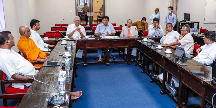 කොළඹ පැල්පත් නිවාස-අඩුආදායම්ලාභී-මධ්යම පාන්තික නිවාස යෝජනා ක්රම සියල්ල ඉවත් කොට අලුත් ව්යාපෘතිවලට දෙන්න ජනාධිපති තීන්දු කරලා! විපක්ෂයේ විධායක කමිටුවේ විරෝධය! සජිත් විකල්පයක් යෝජනා කරයි! VIDEO & PHOTOS I Sri Lanka Latest News