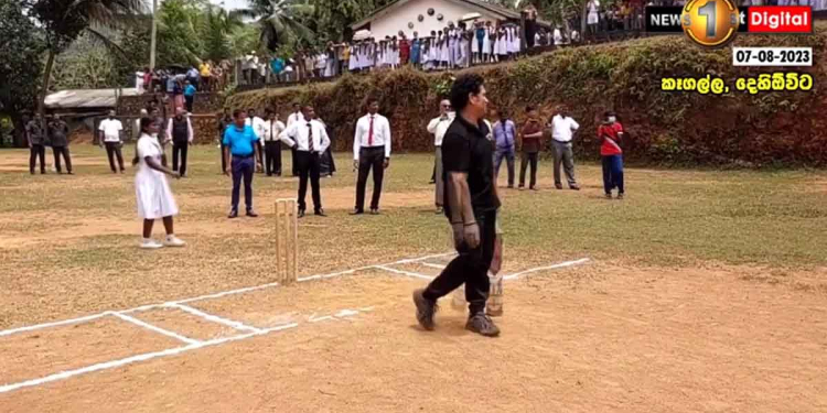 සුපිරි ක්රිකට් ක්රීඩක සචින් ටෙන්ඩුල්කාර් දෙහිඕවිටට ඇවිත් අපේ ඉස්කෝල කොල්ලො කෙල්ලොත් එක්ක ක්රිකට් ගහයි! VIDEO I Sri Lanka Latest News