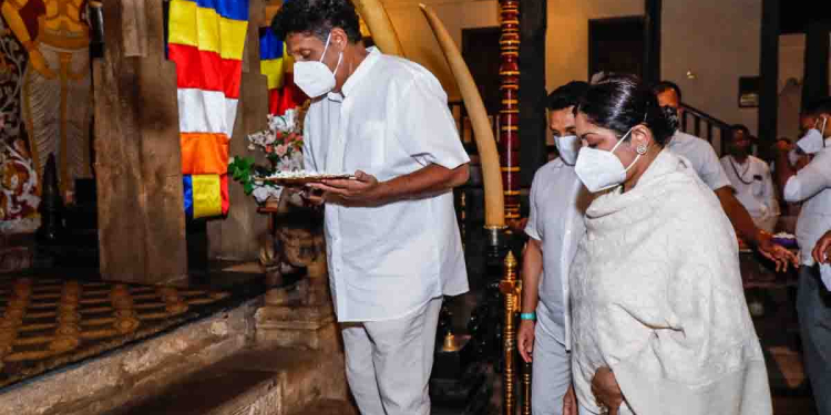ලක්ෂ 26ක් බිලක් තියෙන නායකයාගේ ගෙදර ලයිට් කැපුවේ නෑ! මිහින්තලා පුදබිමේ ලයිට් කැපුවා! මිහිඳු හිමියන් බුදුදහම රැගෙන වැඩිය මිහින්තලාවට වඩා ඒ නායකයාගේ ගෙදර වැදගත්ද? දළදා මාළිගාව වැඳ පුදා ගැනීමට අද උදේම ගිය විපක්ෂනායක ප්‍රශ්න කරයි! VIDEO & PHOTOS I Sri Lanka Latest News