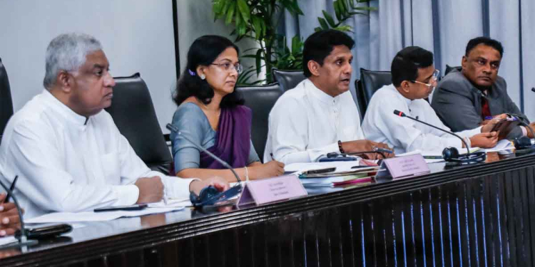 පොලිස් ඇමැති-පොලිස් ප්‍රධානීන් ඉදිරියේ කුඩු උවදුර මැඩලීම ගැන විපක්ෂනායක සජිත් සැර කතාවක් කරයි! තාප්ප උඩින් බන්ධනාගාරයට කුඩු විසිකරන එක නවත්තගන්න බැරිව කොහොමද රටට කුඩු එන එක නවත්තන්නේ? ඉස්කෝලවලටත් දැන් මත්ද්‍රව්‍ය රිංගලා! මත් උවදුර මැඩලන යුද්ධය ජයගන්න පුලුවන් විදිහත් කියයි! VIDEO & PHOTOS I Sri Lanka Latest News