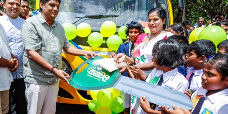 රණතුංගලා අවුරුදු 30ක් රජකරපු මිනුවන්‌ගොඩ ‘රෙජී රණතුංග’ පාසලට සජිත් විශාල අඩුපාඩුවක්ව තිබූ බස් එකක් දෙයි! මේක විශේෂ ජයග්‍රහණයක්! දරුවන්ට-දෙමව්පියන්ට-පාසලට ලොකු ශක්තියක් -විදුහල්පතිනිය!  VIDEO & PHOTOS I Sri Lanka Latest News