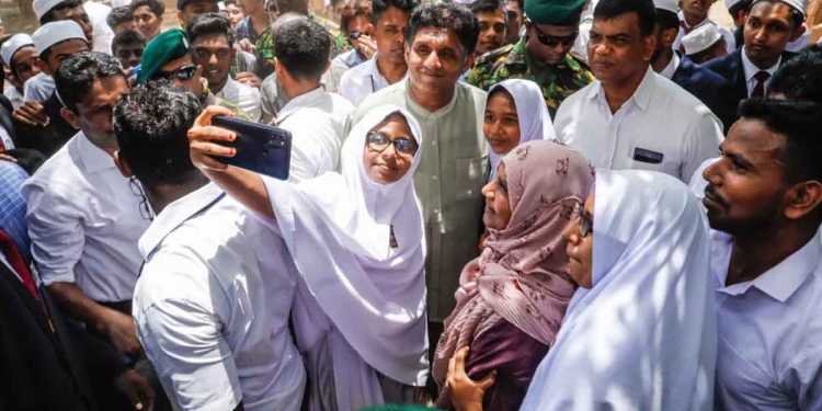 ජාති භේද ආගම් බේද නෑ! සජිත් සිංහල-දෙමළ-මුස්ලිම් ඉස්කෝල සියල්ලටම බස් රථ දෙයි! අද දුන්නේ සමන්තුරේ මුස්ලිම් මහා විද්යාලයට! VIDEO & PHOTOS I Sri Lanka Latest News