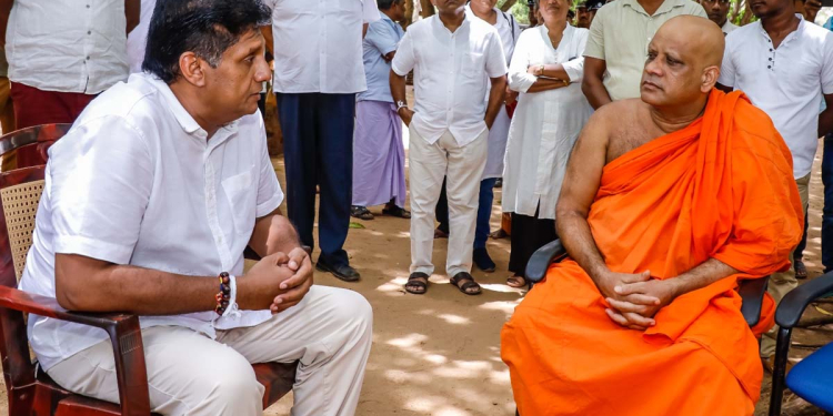 සජිත් මිහින්තලා ගිය ගමනේදී නායක හාමුදුරුවෝ ආණ්ඩුවේ පතුරු යවයි! වහාම ජනාධිපතිවරණයක් හරි මහමැතිවරණයක් තියලා අලුත් නායකත්වයක් රටට ගේන්න! ආණ්ඩුව අතහැරලා දාපු පොසොන් පිංකම-සති පිරිත-ආලෝක පූජාව සම්පූර්ණයෙන්ම සජිත් බාරගනී! පුදබිමම සූර්ය විදුලි ආලෝකයෙන් ඒකාලෝක කරන්නත් පොරොන්දු වෙයි! VIDEO & PHOTOS I Sri Lanka Latest News