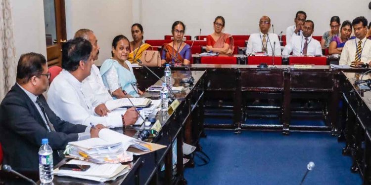 අධ්‍යාපන ආංශික කාරක සභාවේ විපක්ෂනායකවරයාත් වාඩිවෙයි! 1982ක් පුරප්පාඩු ගැන-වැටුප් විෂමතාවන් ගැන-වැටුප් වර්ධක ගැන කතා කරයි! VIDEO & PHOTOS I Sri Lanka Latest News