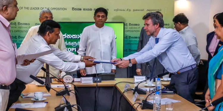 ආණ්ඩුව කළ යුතු තවත් දෙයක් විපක්ෂනායක මැදිහත් වී කරයි! ගිය වතාවේ ADB නිලධාරීන් කැඳවා ව්යාපාරිකයන්ගේ ප්රශ්න විසඳා දුන්නා! දැන් ලෝක බැංකුවේ නිලධාරීන් එක්ක ව්යාපාරිකයන්ට ප්රශ්න කතා කරන්න අවස්ථාව හදා දීලා! VIDEO & PHOTOS I Sri Lanka Latest News