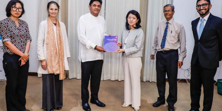 එක්සත් ජාතීන්ගේ සංවර්ධන වැඩසටහන සහ ඔක්ස්ෆර්ඩ් විශ්වවිද්‍යාලය ඒකාබද්ධව ලංකාව ගැන කරපු සමීක්ෂණ වාර්තාවක් විපක්ෂනායක සජිත්ට බාරදෙයි! VIDEO & PHOTOS I Sri Lanka Latest News
