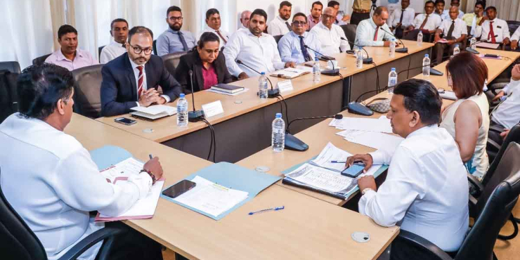 ආණ්ඩුව කරන්න ඕන වැඩක් විපක්ෂනායක සජිත් මැදිහත් වී කර දෙයි! ආසියානු සංවර්ධන බැංකුවේ මෙරට නියෝජිතයා විපක්ෂ නායක කාර්යාලයට ගෙන්වා සුලු හා මධ්‍ය පරිමාණ ව්‍යවසායකයන්ගේ ප්‍රශ්න විසඳා දෙයි! ව්‍යාපාරිකයන් සජිත්ට මුව නොසෑහෙන්න ස්තූති කරයි! VIDEO & PHOTOS I Sri Lanka Latest News