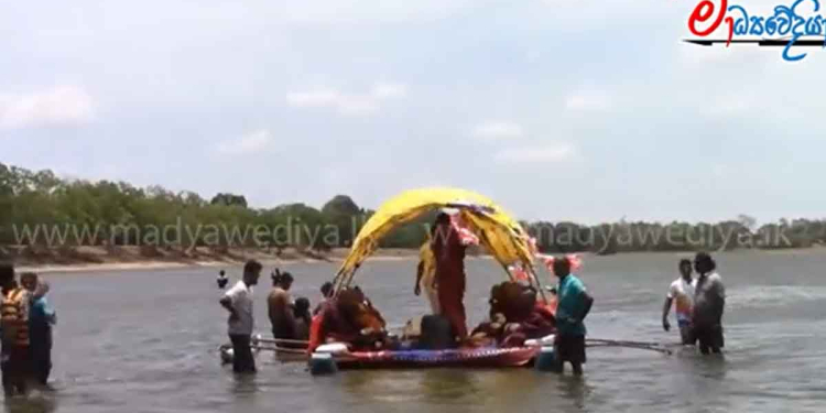 ‘කලට වැසි වසීවා! රජු දැහැමි වේවා!’ අනුරපුරේ වැවක් මැදට වැඩම කළ හිමිවරු ‌’වැසි පිරිත’ සජ්ජායනා කරති! VIDEO I Sri Lanka Latest News