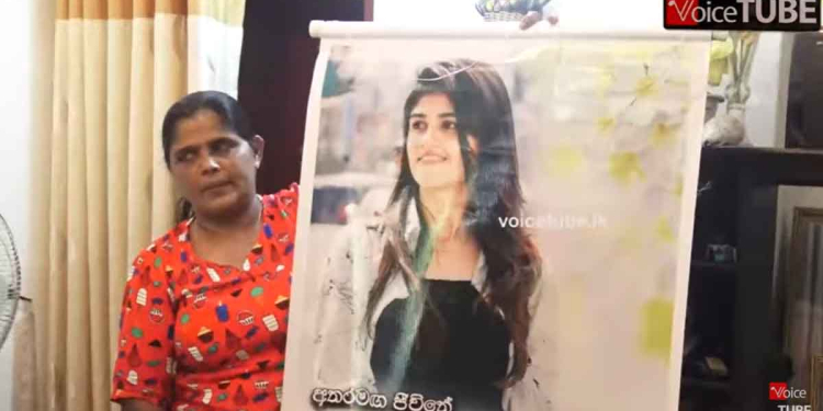 බෙහෙතක් විස වෙලා රටම කම්පා කරමින් මියගිය මහනුවර චමෝදිගේ ගෙදරට විපක්ෂයේ වසන්ත යාපායි කාවින්දයි යයි! තවම කිසිම බලධාරියෙක් ගෙදරට ගිහින් නෑ! කෙහෙළිය ආවොත් ගහලා පන්නන්නේ! VIDEO I Sri Lanka Latest News