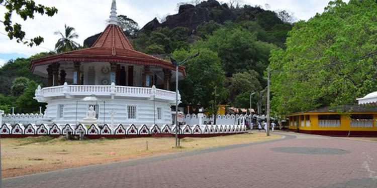 කරන්ට් කපපු දිඹුලාගල සේනාසනයට කොන්දේසි යටතේ කරන්ට් දෙන්න ඇමැති කාංචන එකඟ වෙයි! හිඟ ලක්ෂ 57 මාසෙට ලක්ෂය ගාණේ මාස 57කින් ගෙවන්න ඕනෑ! මාසෙ කරන්ට් බිලත් ඒ මාසෙම ගෙවන්න ඕනෑ! දිඹුලාගලට ආයෙ කරන්ට් ගත්තෙ ඒ විදිහටයි! Sri Lanka Latest News