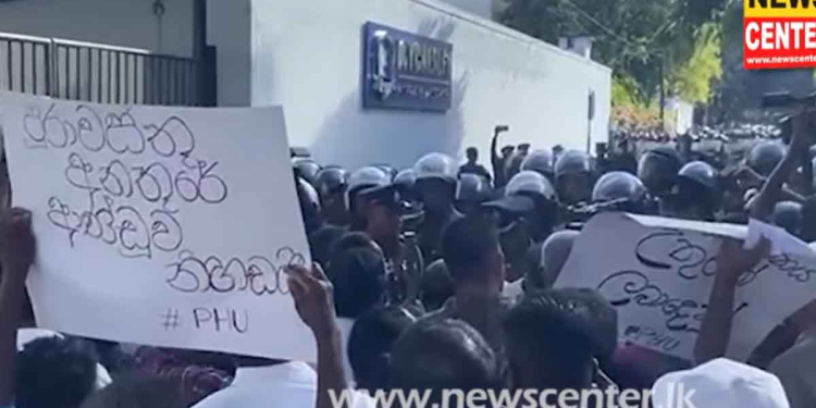 අධිකරණ නියෝග නොතකා ගම්මන්පිල ගජේන්ද්‍ර පොන්නම්බලම්ගේ කොළඹ ගෙදර වටලයි! පොලිසිය-කැරලි මර්දන ඒකකය-STF එක-නාවික හමුදාව ආරක්ෂාව තරකරයි! VIDEO I Sri Lanka Latest News
