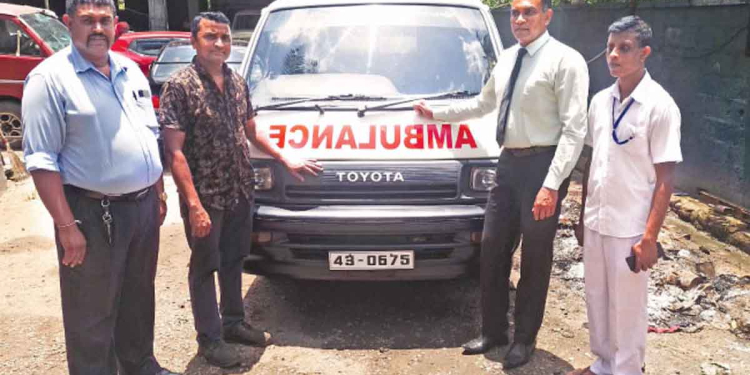 හැමෝම සල්ලි පස්සේ දුවන අස්සේ හෝමාගම ගරාජ් හිමියෙක් මහා පින්කමක් කරගනී! වැඩකට ගන්න  බැරිව අතහැර දමා තිබූ රෝහලේ ඇම්බියුලන්ස් එක ලක්ෂ 10ක් වියදම් කර හදා දෙයි! ඉදිරියටත් සියලු වැඩ නොමිලේ කරදෙන බව කියයි! I Sri Lanka Latest News