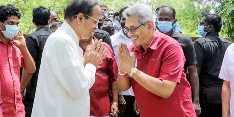 මෛත්‍රීටයි ගෝඨාටයි කලින්ම ගෙදර යන්න වුණු ලොකු හේතුවක් පළමු වතාවට එළියට එයි! මහනුවර ‌ඇසළ පෙරහරේදී වස් වැදුණා කියලා තමයි කියන්නේ! I Sri Lanka Latest News