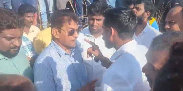 තොණ්ඩමන් ප්‍රසිද්ධියේ බලය අතට ගනී! එකපාරක් ටවුම මැද්දෙදිම පොලිස් නිලධාරීන්ට සද්දෙ දැම්මා! දැන් වතු කළමනාකරුවෙකුට ප්‍රසිද්ධියේම ගහන්න ගිහින්! මෙන්න වීඩියෝව! VIDEO I Sri Lanka Latest News