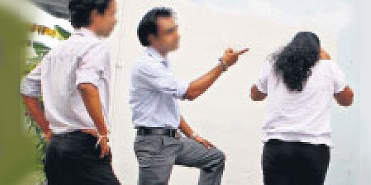 අස්වීමේ සහතිකය ගන්න ඉස්කෝලෙට ගිය මහනුවර ප්‍රසිද්ධ බාලිකාවක සිසුවියකට අනධ්‍යයන සේවකයෝ අමුතු තාලේ රැග් එකක් දීලා! Sri Lanka Latest News