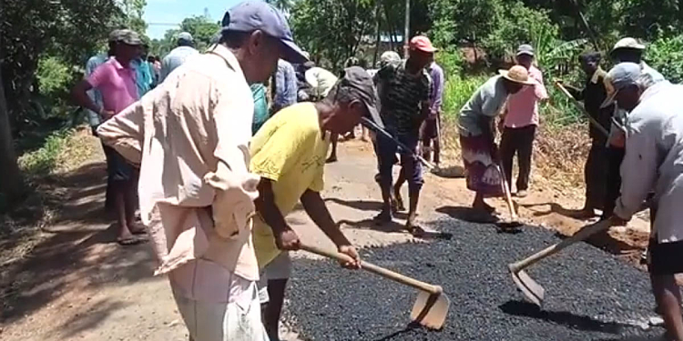 පාර හදනවා කියලා දේශපාලකයෝ හැමදාම අපිව රැවැට්ටුවා! අපි තවත් රැවැටෙන්නේ නෑ! අපේ පාර අපේ වියදමින් අපිම හදාගත්තා! VIDEO ISri Lanka Latest News