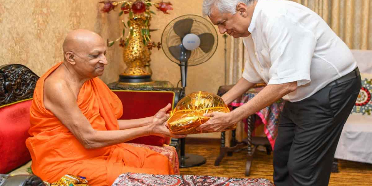 ජනපති මහනුවර ගිහින් මල්වතු-අස්ගිරි මහනාහිමිවරුන් මුණගැහී ආශිර්වාද ලබා ගනී! PHOTOS I Sri Lanka Latest News