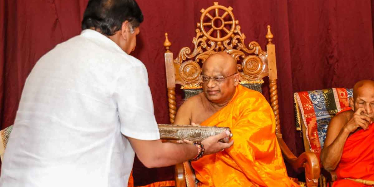 නපරේසං විලෝමානි.. නපරේසං කතාකතං.. අත්තනොව අචෙක්ඛෙය්ය.. කතානි අකතානීච…..! නාකලගමුවේ ශ්‍රී සුමනසාරාභිධාන නායක හිමිට ද්විතීය සංඝනායක පදවිය පිරිනැමීමේ අවස්ථාවට විපක්ෂනායක එක්වෙයි! බුදුන්ගේ ‌දේශනාවක් උපුටා දක්වමින් ආණ්ඩුවට අවවාදයකුත් දෙයි! VIDEO & PHOTOS I Sri Lanka Latest News