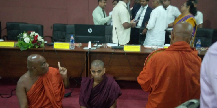 බොරළුකන්ද විහාරයේ සංවර්ධන වැඩ තහනම් කරන්න සෙන්දිල් තොණ්ඩමන් කරපු නියෝගයට එරෙහිව හිමිවරු පිරිසක් දිසාපති කාර්යාලයට කඩාවදී! Sri Lanka Latest News