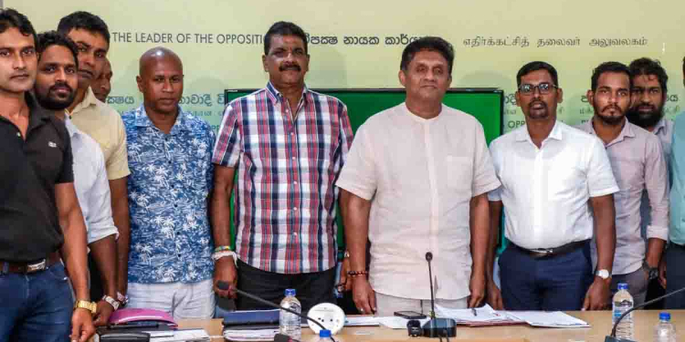 මිනිස්සුන්ව උද්ඝෝෂණවලට ‌පොළඹවන්නේ ජනමාධ්‍යයද? ආණ්ඩුවේ ඇමැතිවරයෙක් කියපු කතාවට විපක්ෂනායක නියම උත්තරයක් දෙයි! VIDEO & PHOTOS I Sri Lanka Latest News
