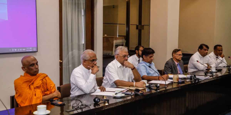 ව්යාපාරික ප්රජාව සජිත් ප්රමුඛ විපක්ෂයේ කමිටුව හමුවී ප්රශ්න කතා කරයි! ව්යාපාරිකයන් කිහිප දෙනකු ජනාධිපතිට-අගමැතිට-ආණ්ඩුවට ළංවී වරප්රසාද ලබන යුගය අවසන්! සියලු ව්යාපාරිකයන්ට සම බිමක්! ජනතාවත් ප්රගතියේ කොටස්කරුවන්! සජිත් පොරොන්දුවක් දෙයි! VIDEO & PHOTOS I Sri Lanka Latest News