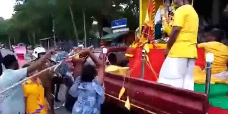 මන්ත්‍රී ගජේන්ද්‍රන් සංවිධාන කළ උතුරේ තිලීපන් සමරුවට ප්‍රහාරයක්! පොලිසිය බලා සිටිද්දීම මන්ත්‍රී සෙල්වරාසාට පිරිසක් පහර දෙයි! සමරුව අතරමග නවතී! VIDEO I Sri Lanka Latest News