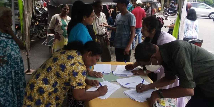 සෞඛ්‍ය ඇමැති කෙහෙළියට විරුද්ධව අත්සන් කරන මහජන පෙත්සමට අත්සන් තැබීමට රට පුරා ජනතාවගේ විශාල උනන්දුවක්! PHOTOS I Sri Lanka Latest News