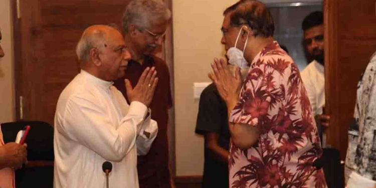 දිනේෂ්-බැසිල් හම්බ වෙලා පීඩාවට පත්වෙලා ඉන්න මිනිස්සුන්ට අයවැයෙන් සහන දෙන්න කියලා රනිල්ට පණිවුඩයක් දෙන්න තීන්දු කරයි! Sri Lanka Latest News