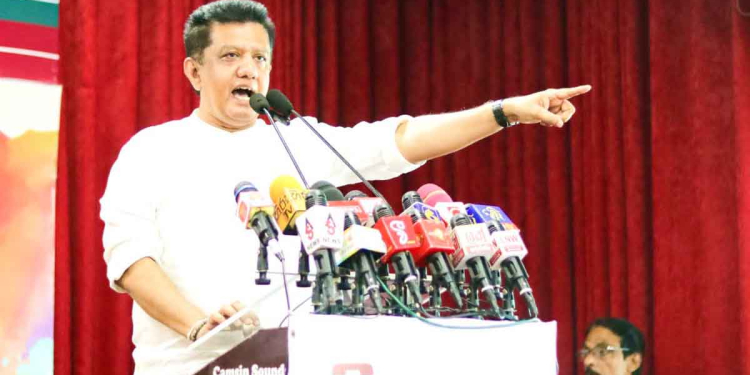 රනිල් මේ කරන්නේ පරණ ‘යළි පුබුදමු’ වැඩසටහනමයි! ඒකට රනිල් පාර්ලිමේන්තුවේ සිග්නල් කණු 113ක් හයි කරලා! නැගිටපන් කිව්වම නැගිටිනවා! අත උස්සපන් කිව්වාම අත උස්සනවා! මාතරත් ඉන්නවා සිග්නල් කණු 3ක්! මුන්ට ‘දුවපාන්.. දුවපාන්..’ කියලා මිනිස්සු කියන දවස ළඟ එනවා! චරිත හේරත් මාතරටම ගිහින් සැර කතාවක් කරයි! VIDEO I Sri Lanka Latest News